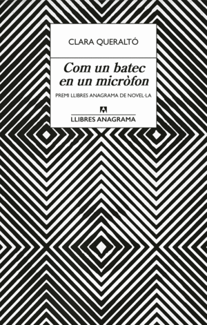 COM UN BATEC EN UN MICR�FON